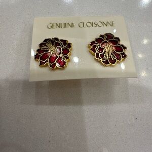Vintage Cloisonné stud Earring, new. Colors:red,gold. In the shape of flower